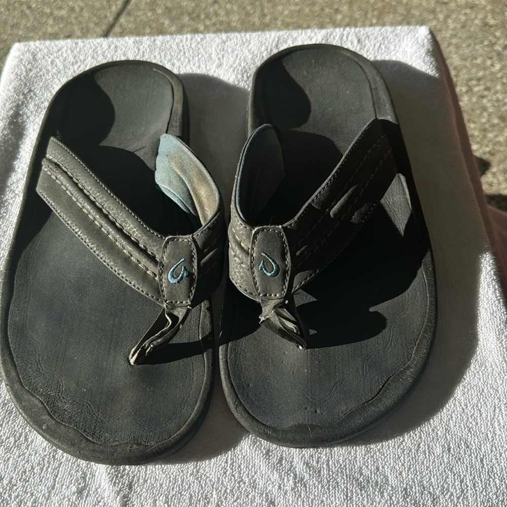 Men’s OluKai blue/grey flip flops. Size 11